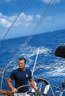 ric Tabarly, le premier navigateur franais  connatre la notorit grce  sa victoire, en 1964, dans la deuxime dition de la Transat en solitaire.